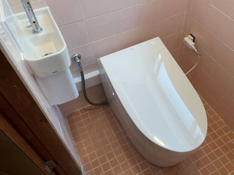 【施工事例】狭い空間でも手洗い器別のタンクレストイレが設置できます！の画像