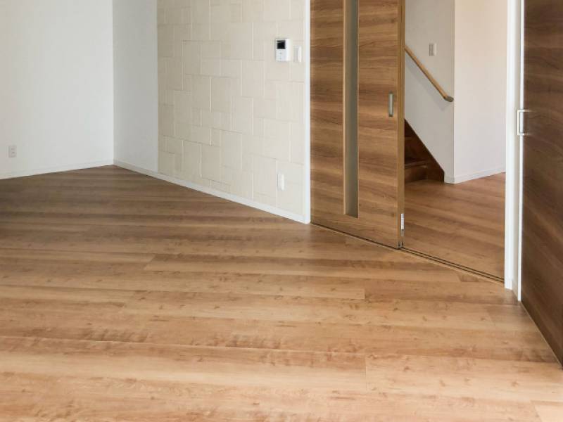 リアルな木肌感が魅力の床材！LIXIL「ラシッサDフロア」の画像